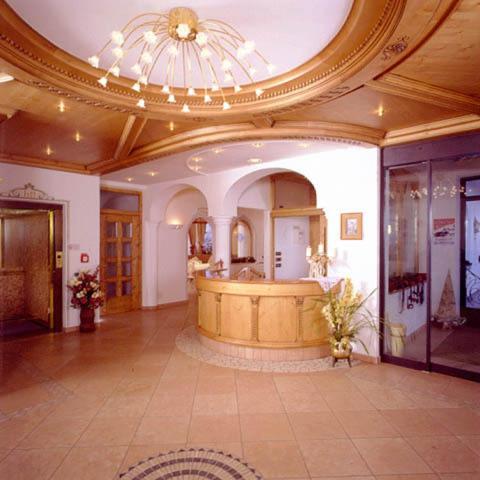 Hotel Scoiattolo Selva di Val Gardena Exterior photo