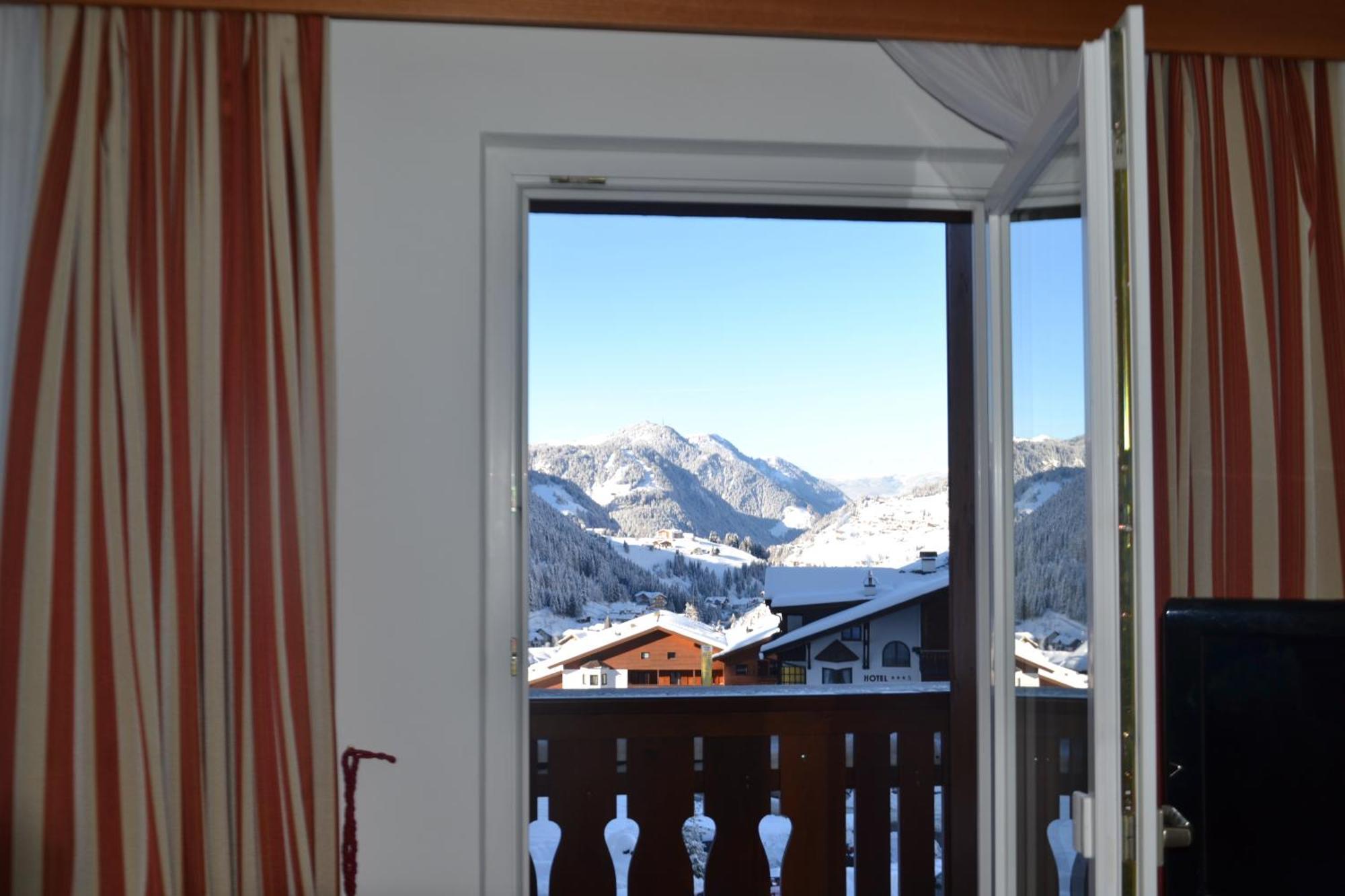 Hotel Scoiattolo Selva di Val Gardena Exterior photo