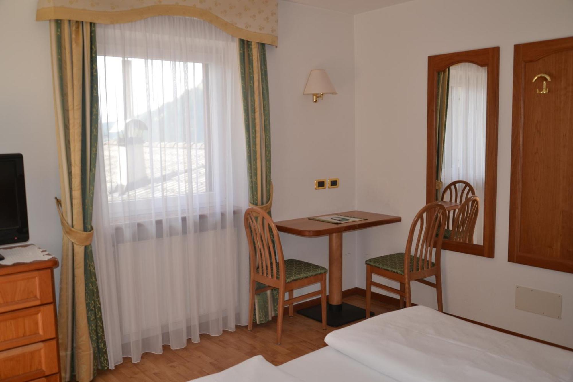 Hotel Scoiattolo Selva di Val Gardena Exterior photo
