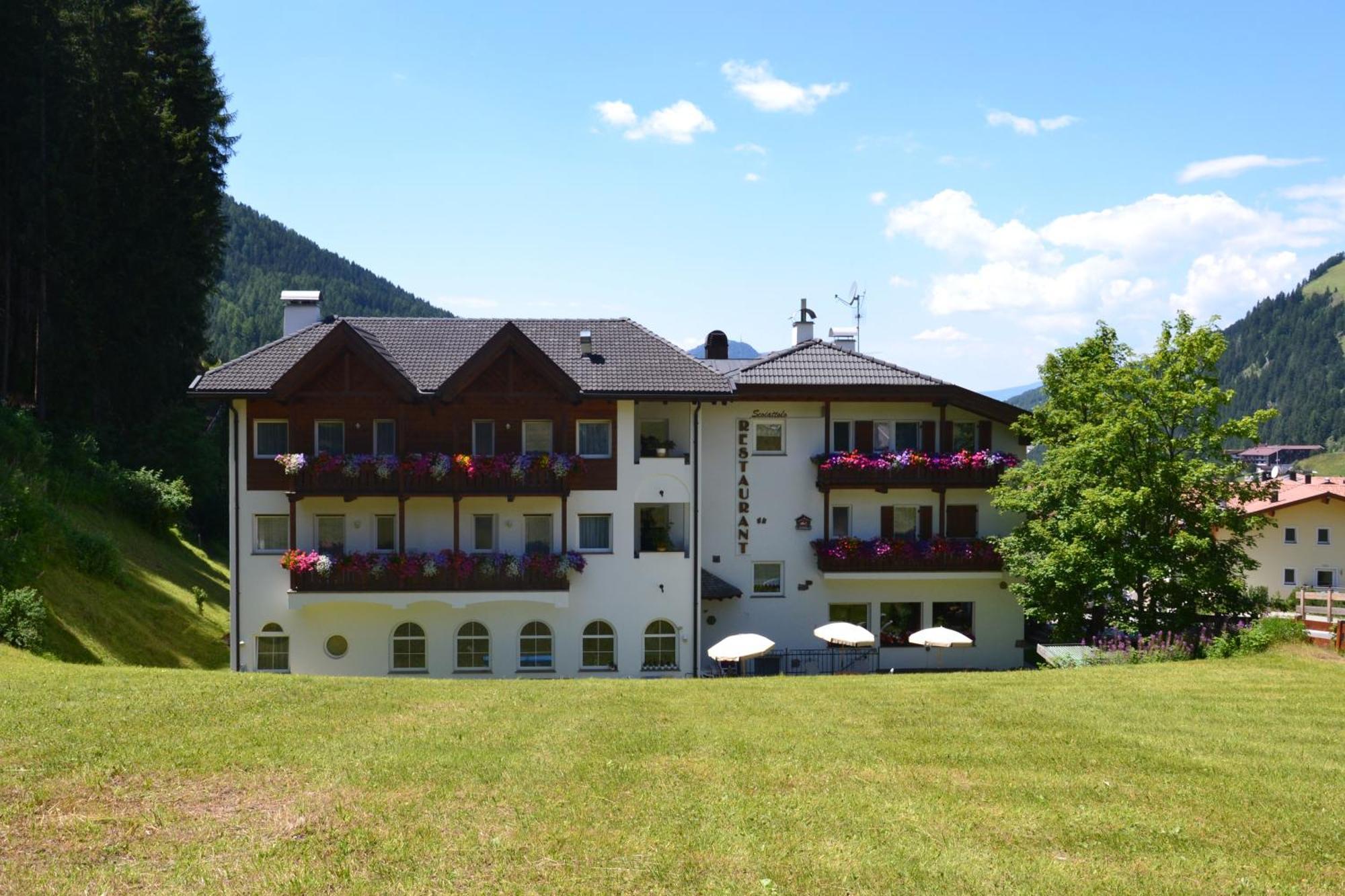 Hotel Scoiattolo Selva di Val Gardena Exterior photo