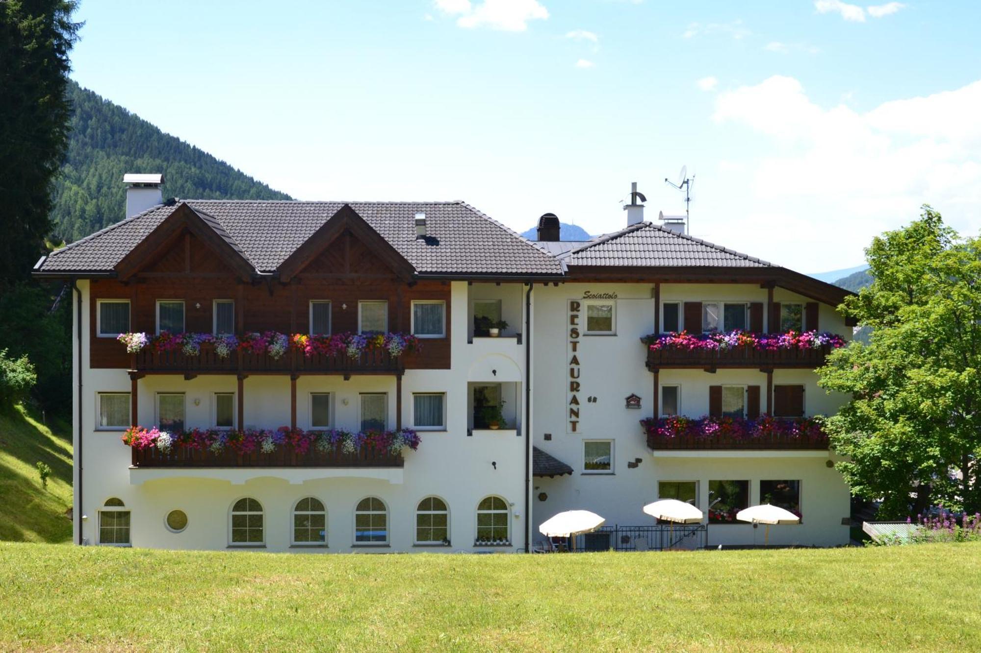 Hotel Scoiattolo Selva di Val Gardena Exterior photo
