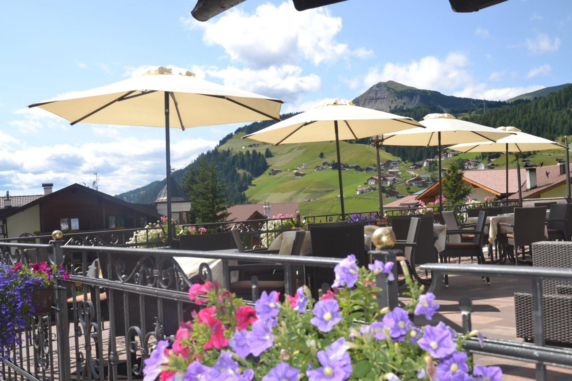 Hotel Scoiattolo Selva di Val Gardena Exterior photo