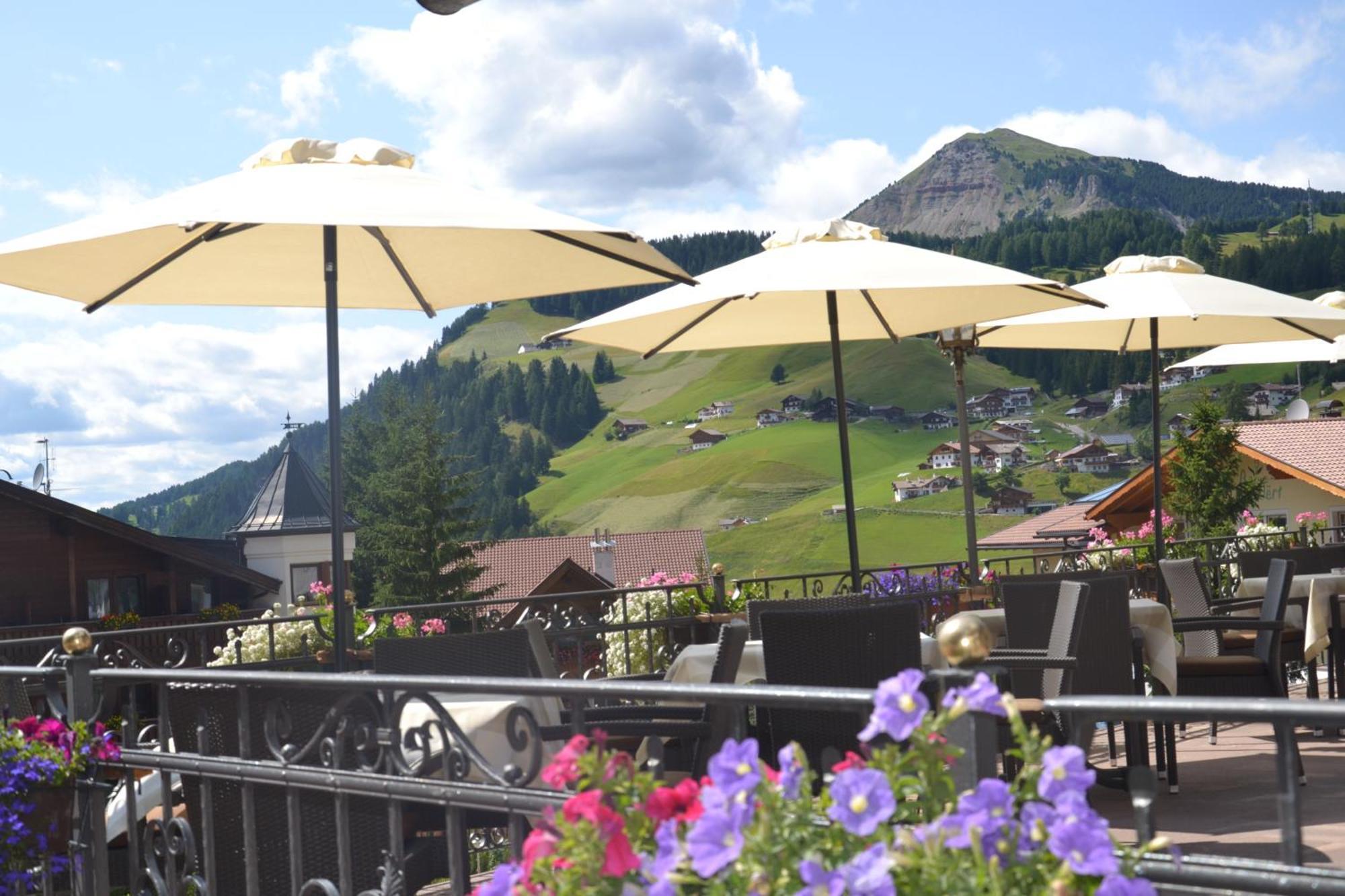 Hotel Scoiattolo Selva di Val Gardena Exterior photo